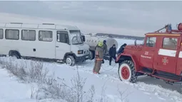 У Луцькому районі в снігу застряг пасажирський мікроавтобус (фото)
