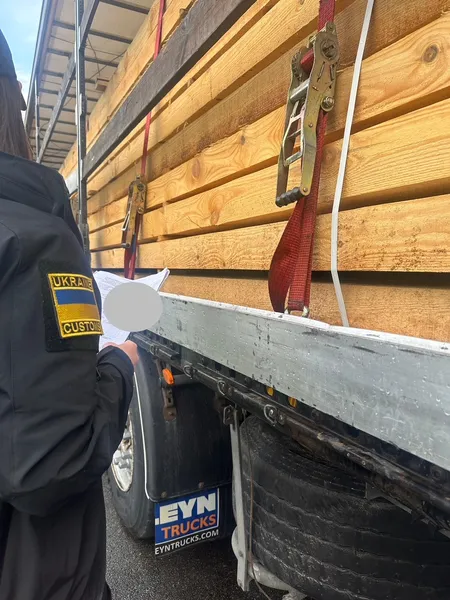 Волинські митники не дозволили вивезти до ЄС деревину (фото)