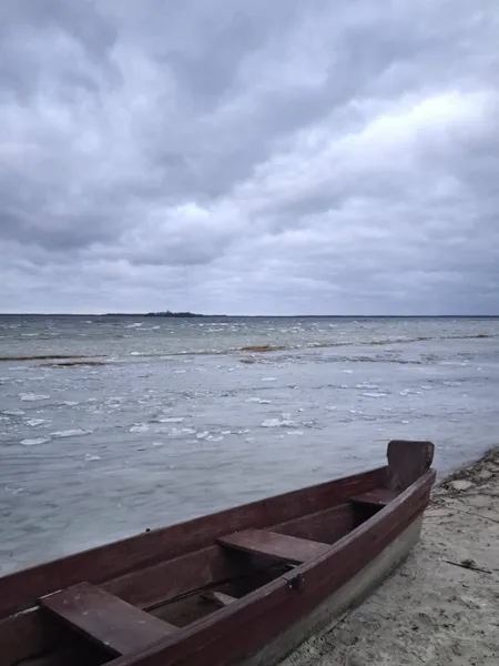 Крижаний берег і таємнича глибина: показали фото зимового Світязю