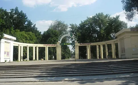 У Запоріжжі загинула 10-річна дівчинка, на яку у парку впала скульптура ведмедя (відео 18+)