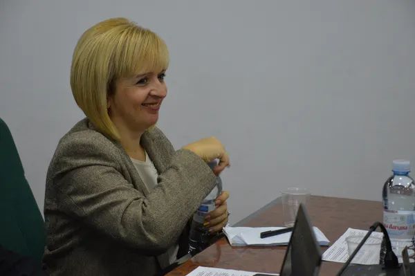 Журналістка Олена Чернуха збирає інформацію 