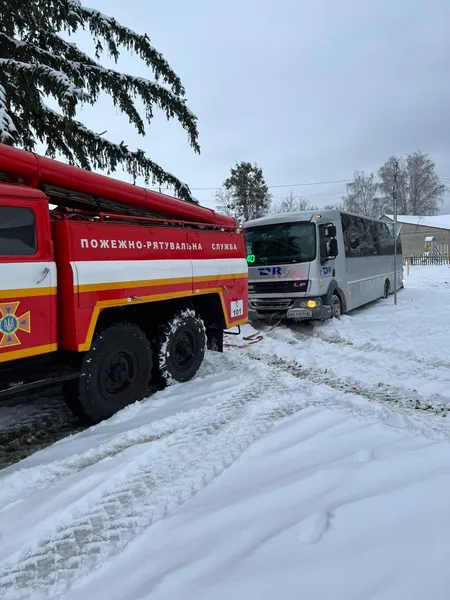 Пожежі, повалені дерева, застряглі авто: що робили волинські рятувальники у неділю (фото)