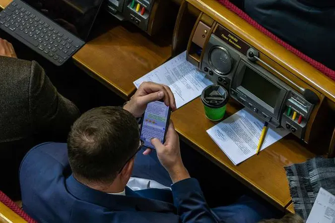 «Тут можна добре прибарахлитися, онукам вистачить»: нова переписка «слуг народу»