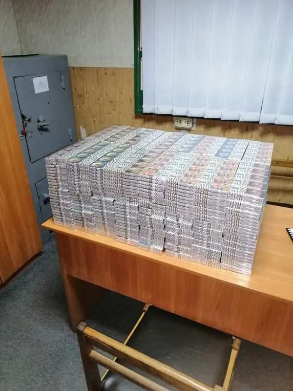 В автобусі та біля залізничних колій: на Волині знайшли контрабандні сигарети (фото)