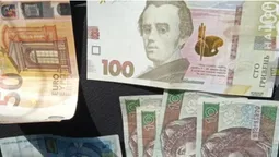Гривнями, злотими, євро: на Волині п'яний далекобійник хотів відкупитися від поліцейських (фото)