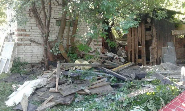 У Луцьку три дні зносили небезпечні сараї (фото)