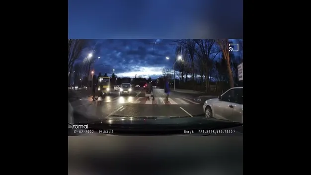 У Луцьку на переході велосипедист наїхав на пішохода (відео)