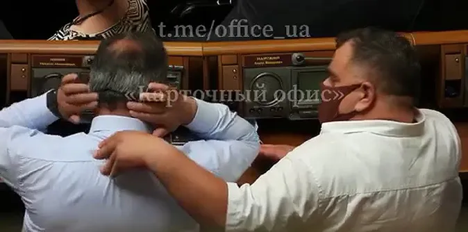 Волинський куратор «Слуги народу» в Раді чухав спинку своєму колезі (відео)