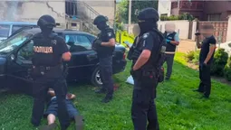Матір засудженого зі спільниками взяли під варту на 60 днів за пересилання наркотиків у колонію (фото)