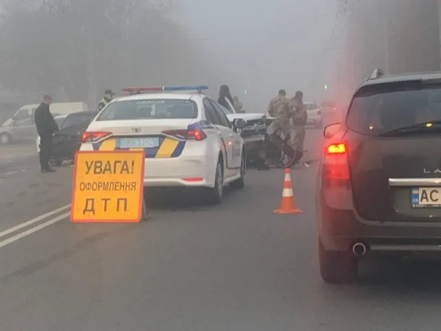 Біля АЗС у Луцьку – подвійна ДТП, є постраждалі (відео)