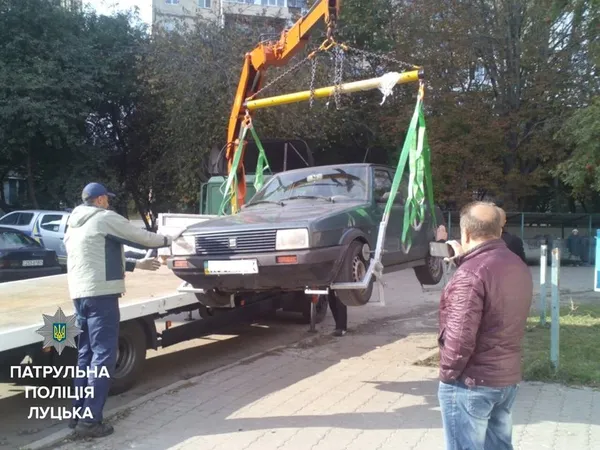 Перший пішов: луцький евакуатор відправив на штрафмайданчик першу автівку (фото)