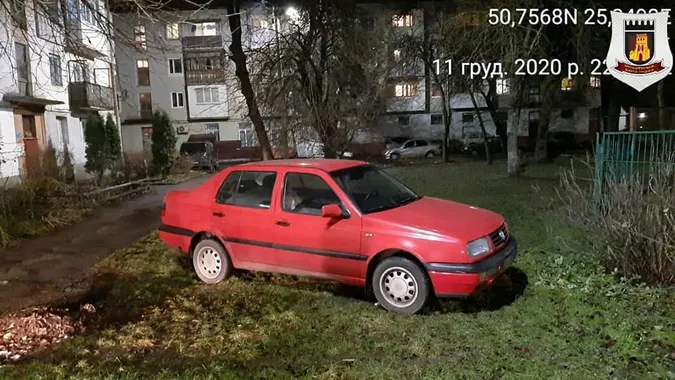 Ставили автівки на зелених зонах: у Луцьку спіймали чергових «паркохамів» (фото)