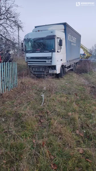 Водій заснув: у Луцькому районі фура знесла електроопору (фото)