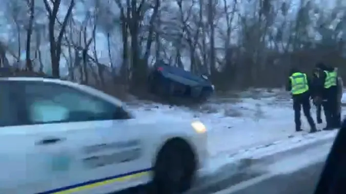 Під Луцьком авто злетіло з дороги й перекинулося на дах (відео)
