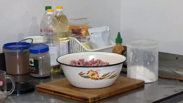Продуктів не вистачає: як працює благодійна їдальня у підземеллі в центрі Луцька (відео)