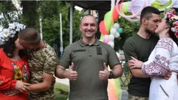 На Донеччині у волинській бригаді відгуляли подвійне весілля (фото)