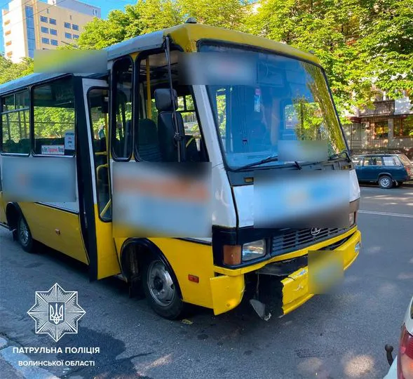 Водію стало зле: у Луцьку маршрутка в'їхала в припарковані авто (фото, відео)