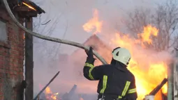У Луцькому районі через недопалок сталася сильна пожежа (фото)