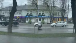У Луцьку на Ковельській – аварія: дві автівки затримують цілу вулицю (відео)