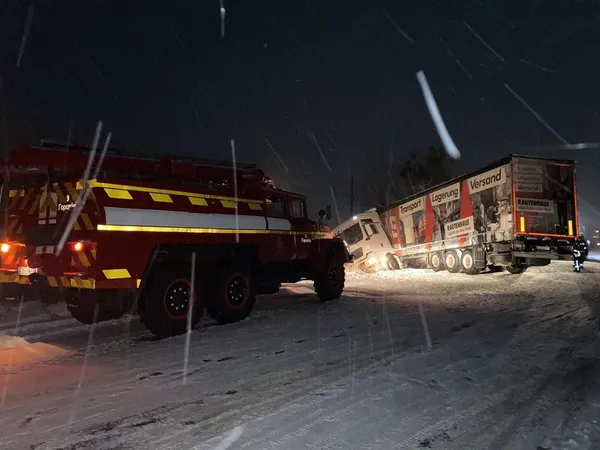 На Волині визволяли автомобіль «швидкої» та вантажівку, які загрузли на дорозі (фото)
