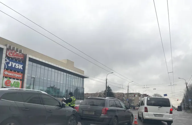 У Луцьку перед світлофором зіткнулися Renault і Toyota (фото)
