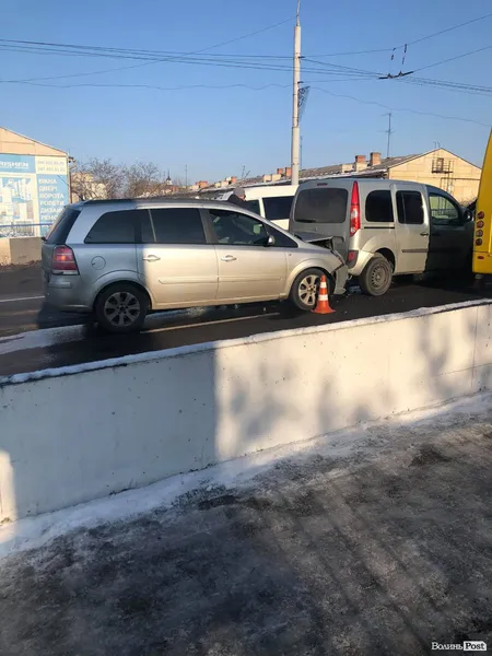 У Луцьку на шляхопроводі сталася подвійна ДТП (фото)