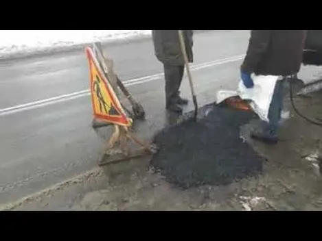 У Луцьку в сніг латають дороги (відео)