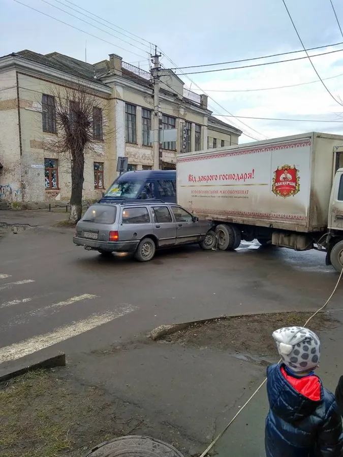 На Волині легковик зіштовхнувся з вантажівкою