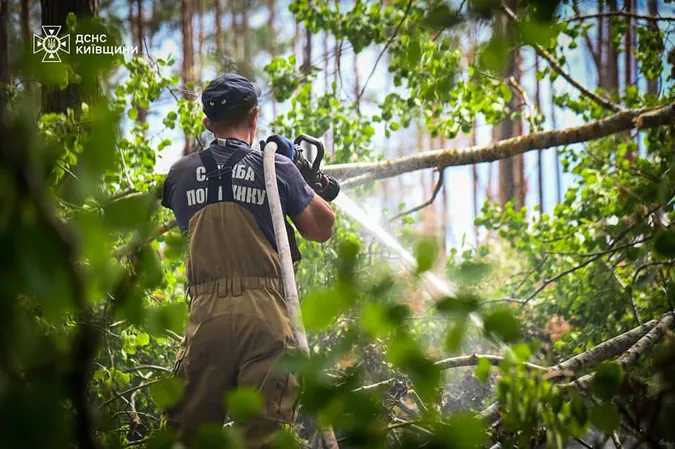 Рятувальники ліквідували пожежу у Чорнобильській зоні відчуження (фото)