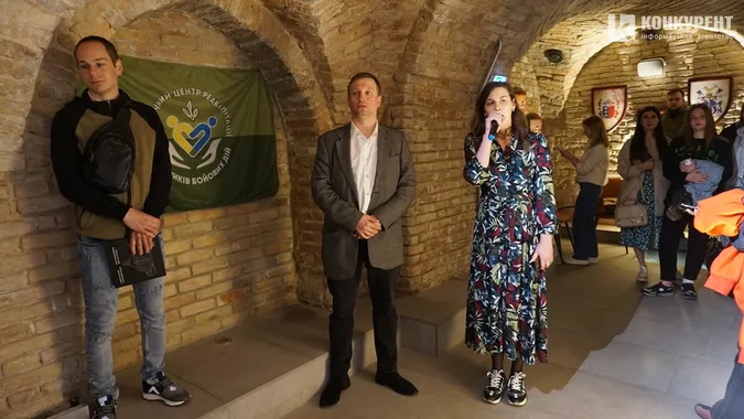 Біль та сила: у луцькому підземеллі показали картини і фото ветеранів (фоторепортаж)