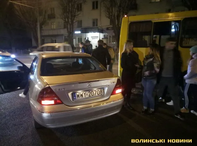 У Луцьку Mercedes влетів у маршрутку (фото)