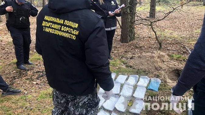 На Волині у лісі знайшли схованку з мефедроном (фото)