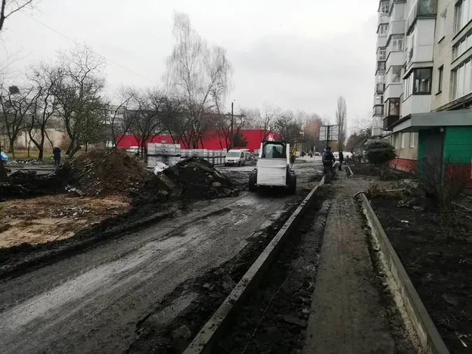 На Молоді та Соборності в Луцьку почали ремонтувати двори (фото)