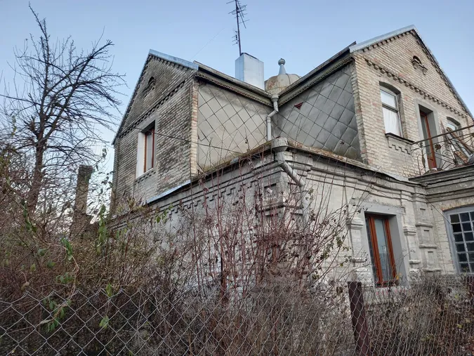Встановили пластикові вікна: у Луцьку ремонтують старовинний маєток (фотофакт)