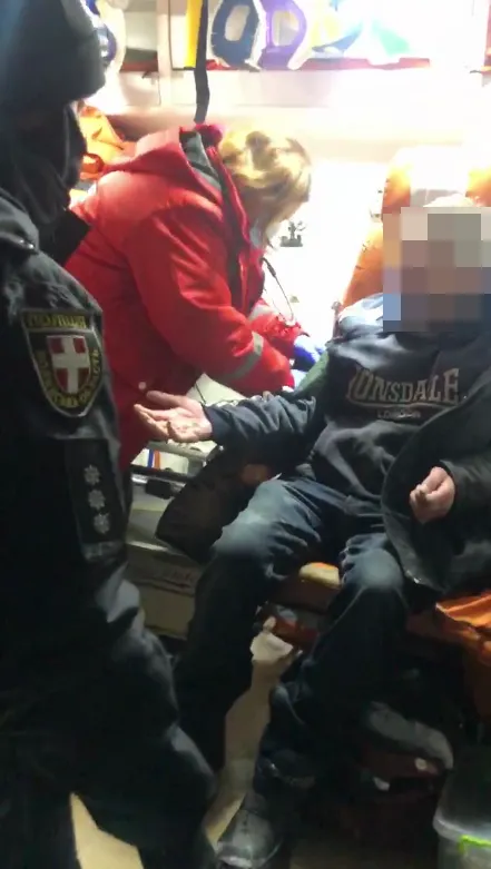 На Волині патрульні й медики врятували від холоду безпорадного чоловіка (фото)