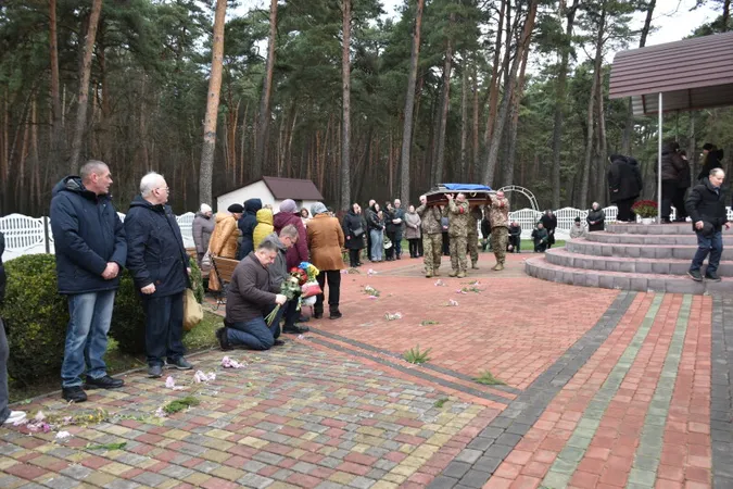 У Дачному поховали загиблого на війні Героя Олександра Філіпчука (фото)