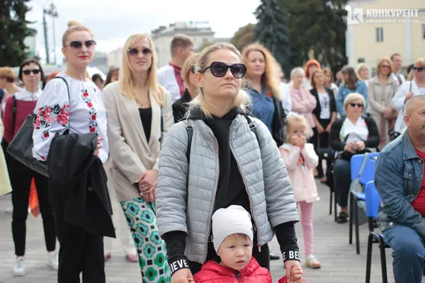 Квіти і класична музика: у центрі Луцька почали святкування Дня міста (фото)