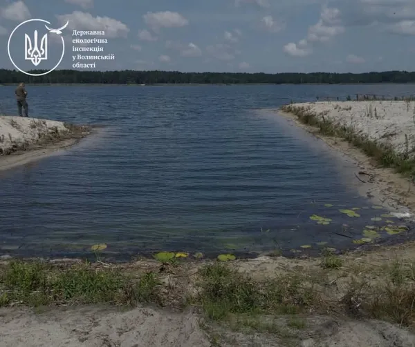 На озері Пісочне невідомі зняли родючий шар ґрунту та розрили канал (фото)