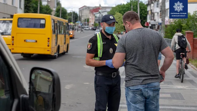 У Луцьку патрульні ловили пішоходів, що переходили дороги не за правилами