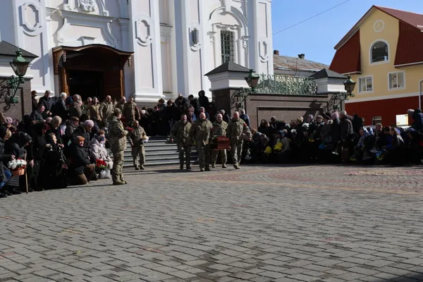У Луцьку провели в останню дорогу двох Героїв, Євгенія Філяса та Тараса Медведчука (фото)