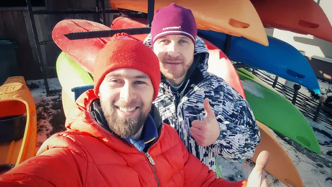 Без гідрокостюма: лучанин проплив кілька кілометрів у крижаному Стиру (фото)