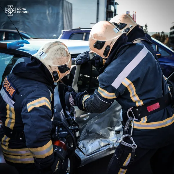 Людину затиснуло всередині: у Луцьку на Рівненській – аварія (фото)