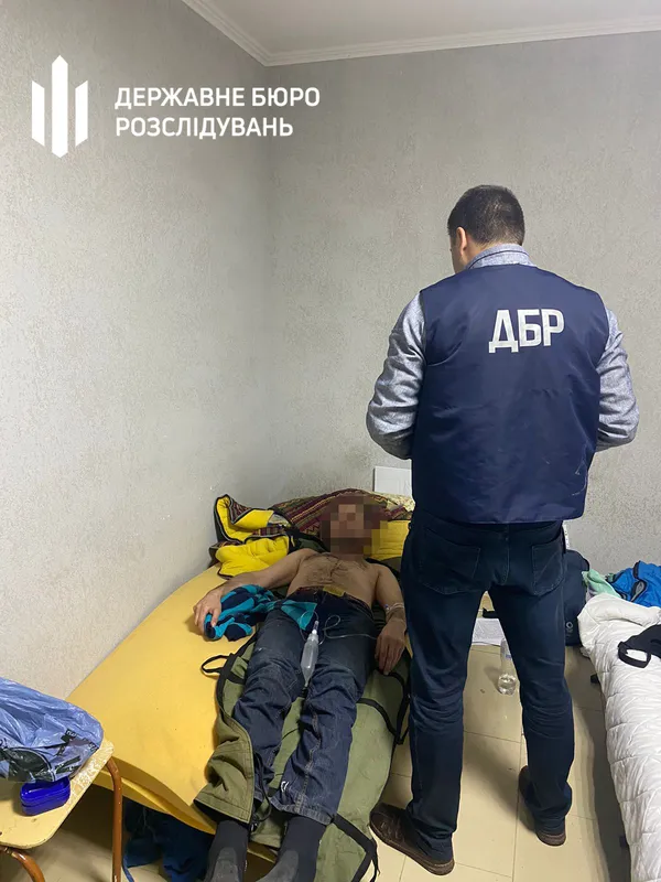 Били і морили голодом: затримали військкомів, які знущалися з чоловіка (фото, відео)