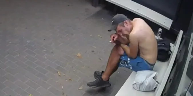 У Луцьку чоловіка оштрафували, бо пив і курив на зупинці (відео)