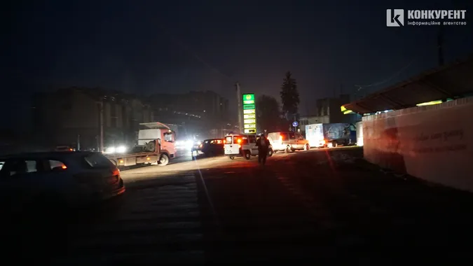 Черги на заправках та переповнені маршрутки: як виглядає Луцьк без світла (фото)