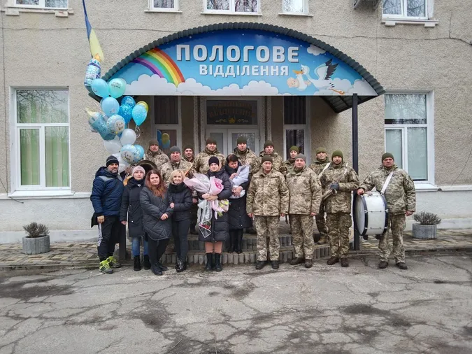 На Волині військовий оркестр зустрів з пологового дружину полеглого побратима (відео)