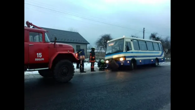 На Волині рейсовий автобус і два легковики застрягли у багнюці (фото, відео)