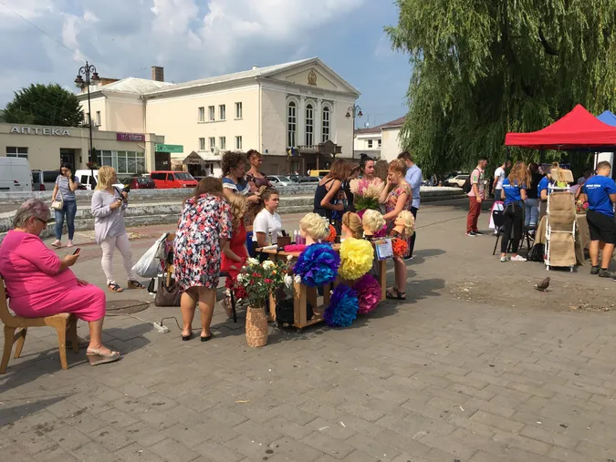 У центрі Луцька пропонують роботу або нову професію (фото)