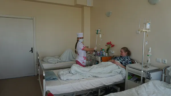 «Ми божевільні, ненормальні люди», або Які вони – будні луцьких медсестер (репортаж, фото 18+)