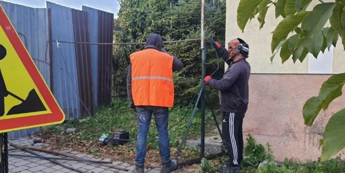 У Луцьку мунвартівці змусили демонтувати огорожу біля залитих бетоном 400-річних підземель у Старому місті (фото)
